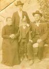 Famiglia di Agostino Agostini e Santina Sassi. I due figli sono Bruno e Emo. (1901)