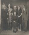 La Famiglia Livi nel 1947: i genitori Mariano e Maria con, da sinistra, Antonio e sua moglie Giuseppina, Elisa e Remo.