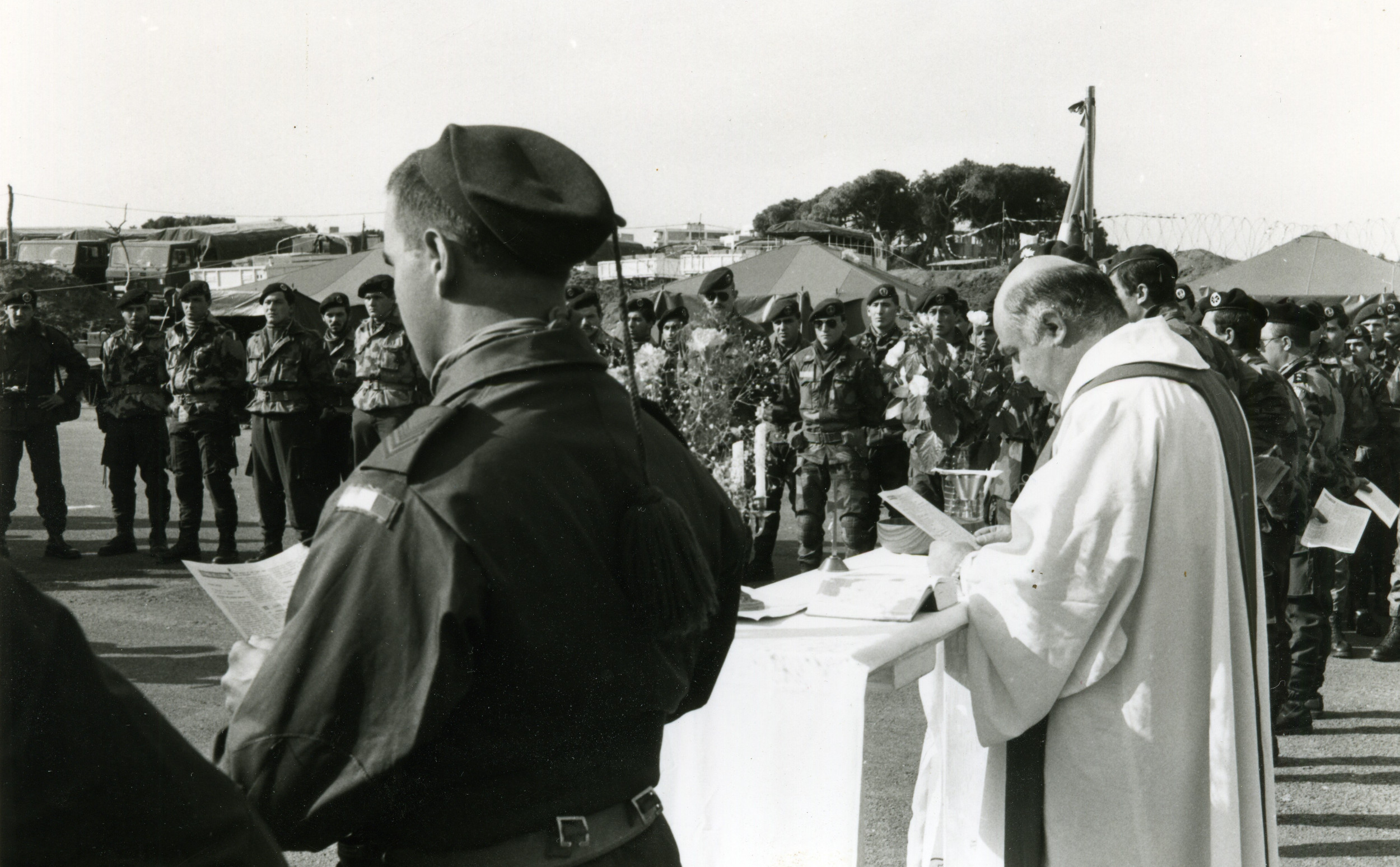 1982 - don Piergiorgio in Libano, durante la celebrazione di una messa per il contingente italiano di pace